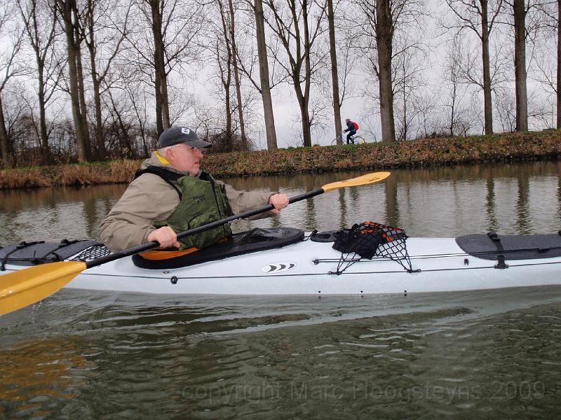 Training on an ice cold Belgian canal. Entrainement sur un canal frod..jpg